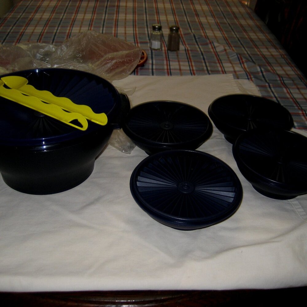TUPPERWARE DARK BLUE 17c SERVALIER SALAD BOWL W/UTENSILS MIP